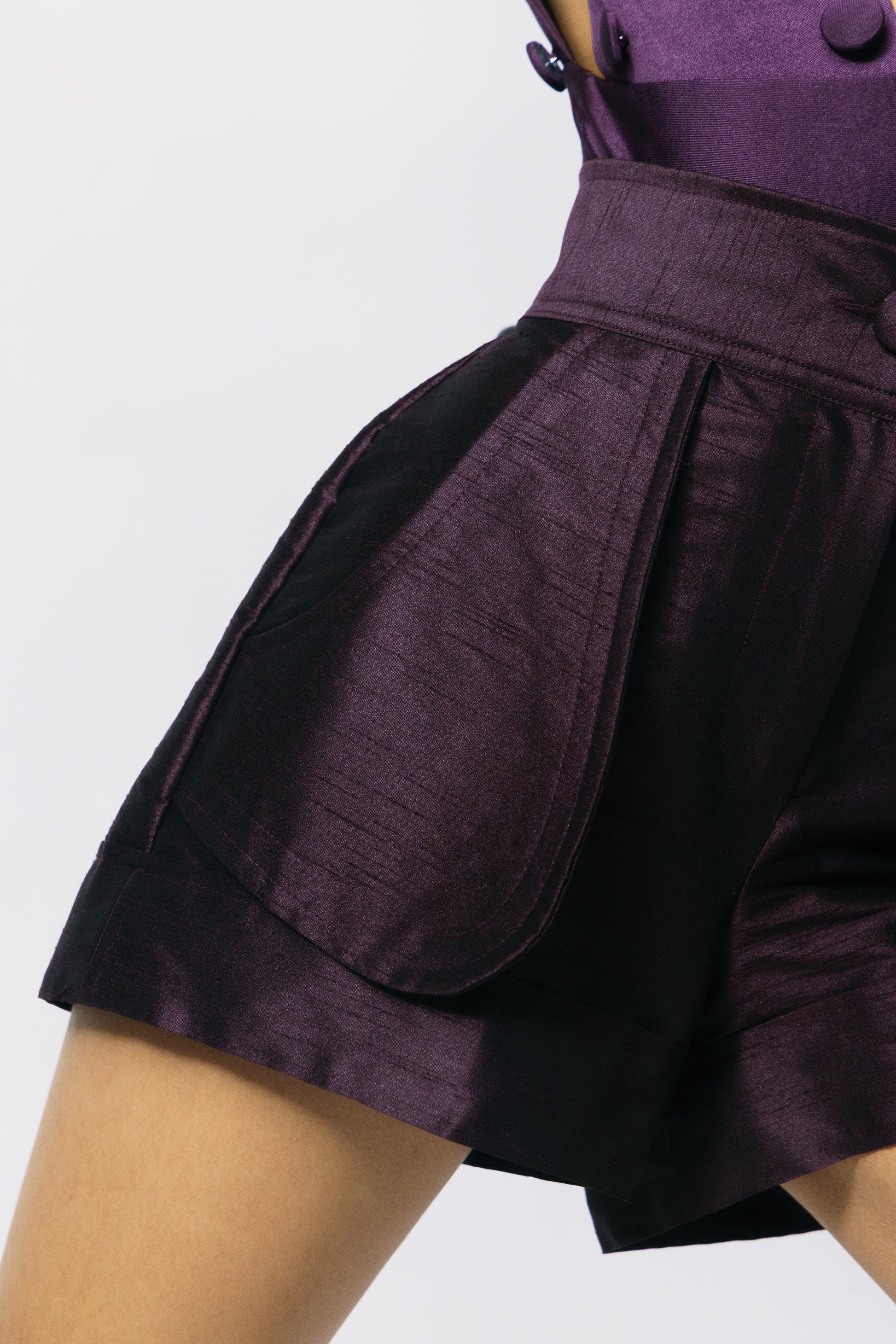 APLIQUE TAILORED SHORT - PRUNE