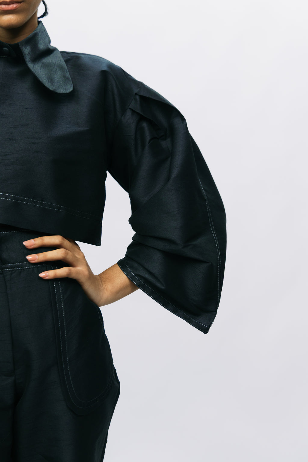 PLISSÉ CROPPED TOP - ONYX